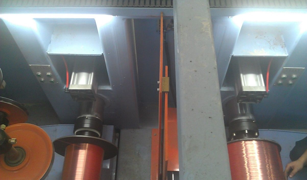 ZL250-17 Mesin lukisan wayar perantaraan menggunakan sistem penyejukan celup sepenuhnya, dengan hentian kecemasan pada panel kawalan untuk memastikan operasi yang selamat.roda kon lukisan, capstans dirawat dengan Tungsten karbida.(4)